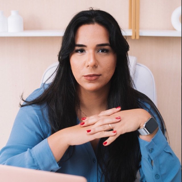 Dra. Letícia Auhi Wainberg, advogada, em seu escritório